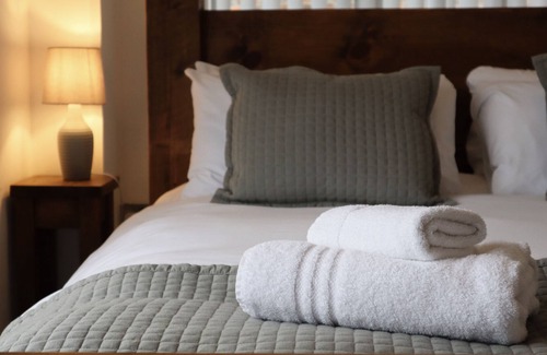 Bedale Casa | Victorian Studio - Yorkshire Dales Retreat with Parking
