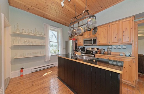Clearview Otro | Victorian Style Farmhouse in the Quiet Countryside
