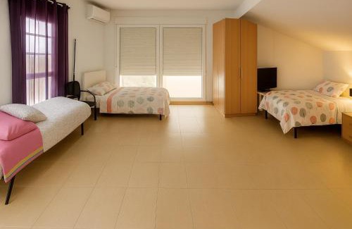 Rosas Cama Y Desayuno | Victors Rooms - Habitaciones Privadas en mi Acogedor Chalet