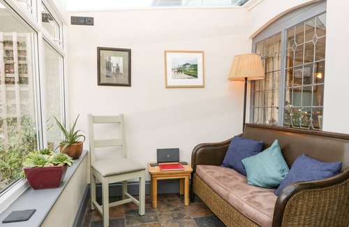 Ludlow Cabaña | VICTORY COTTAGE, pet friendly, with open fire in Ludlow