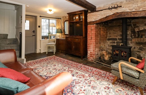 Ludlow Cabaña | VICTORY COTTAGE, pet friendly, with open fire in Ludlow