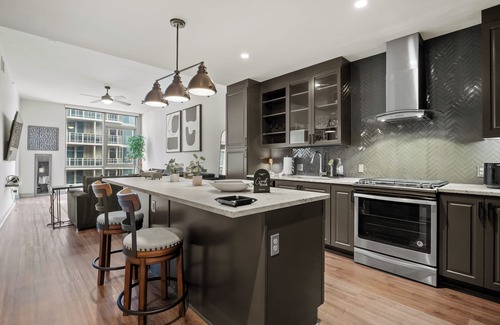Uptown Apartamento | Victory Park High Rise, By AA Center, Entire Apartment