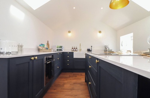 Pendeen Cabaña | VICTORY VIEW, pet friendly, with hot tub in Pendeen