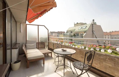 Favoriten Apartamento | Vienna Christmas Market Rooftop Dollhouse 4 Couple