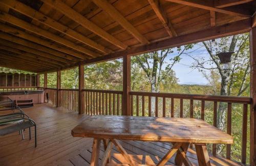 Gatlinburg - Pigeon Forge Casa | View! Cozy, Private, Fireplace, Hot Tub Log Cabin, Honeymoon!