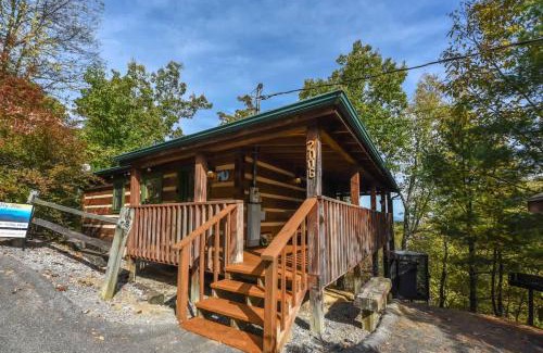 Gatlinburg - Pigeon Forge Casa | View! Cozy, Private, Fireplace, Hot Tub Log Cabin, Honeymoon!