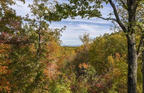 Gatlinburg - Pigeon Forge Casa | View! Cozy, Private, Fireplace, Hot Tub Log Cabin, Honeymoon!
