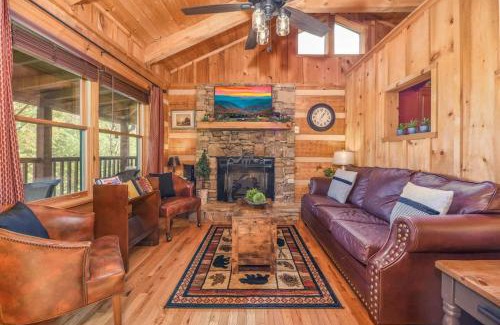 Gatlinburg - Pigeon Forge Casa | View! Cozy, Private, Fireplace, Hot Tub Log Cabin, Honeymoon!