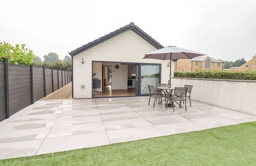 Blackburn Cabaña | VIEW@LANGHO, pet friendly, with a garden in Langho, Lancashire