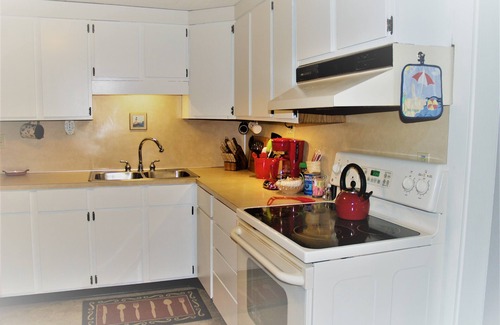 Ludington Cabaña | ¡Aire central! ¡Cama tamaño rey! WIFI, cable, 2 minutos a pie del lago Hamlin, S Bayou Park y boa