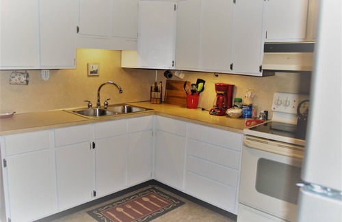 Ludington Cabaña | ¡Aire central! ¡Cama tamaño rey! WIFI, cable, 2 minutos a pie del lago Hamlin, S Bayou Park y boa