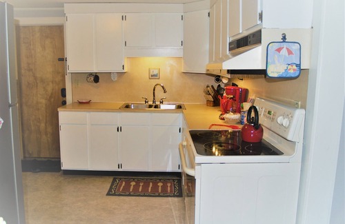 Ludington Cabaña | ¡Aire central! ¡Cama tamaño rey! WIFI, cable, 2 minutos a pie del lago Hamlin, S Bayou Park y boa