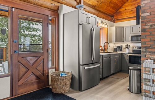 Vernon Apartamento | View Point Lodge - View, Hot Tub, Sauna, Cold Plunge