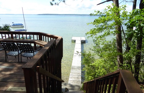 Higgins Lake Cabaña | Vista, frente al lago privado, terraza y muelle, bosque tranquilo. Hermosa cabaña y lago