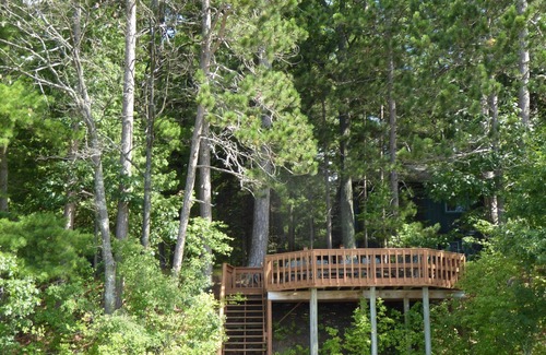 Higgins Lake Cabaña | Vista, frente al lago privado, terraza y muelle, bosque tranquilo. Hermosa cabaña y lago