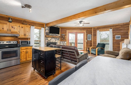 Ellijay Casa | View-tiful Getaway! Hot-tub, Firepit, Dog-friendly with fenced yard!