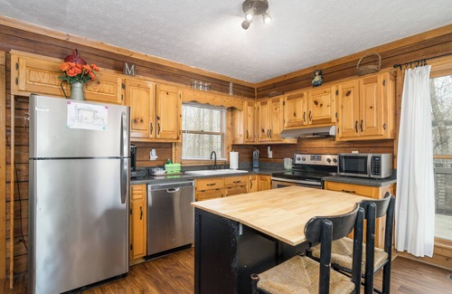 Ellijay Casa | View-tiful Getaway! Hot-tub, Firepit, Dog-friendly with fenced yard!