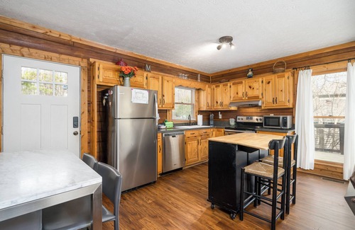 Ellijay Casa | View-tiful Getaway! Hot-tub, Firepit, Dog-friendly with fenced yard!