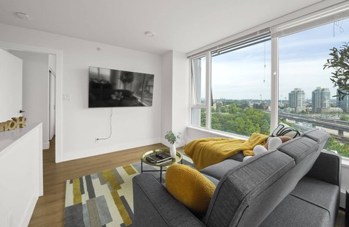 Gastown Condominio | Views! @ 3br/2ba Renovated Condo +Parking+Gym+Pool