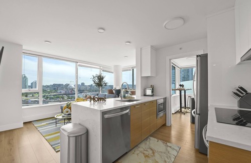 Gastown Condominio | Views! @ 3br/2ba Renovated Condo +Parking+Gym+Pool