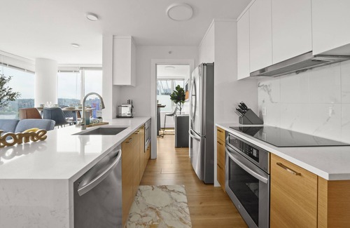 Gastown Condominio | Views! @ 3br/2ba Renovated Condo +Parking+Gym+Pool