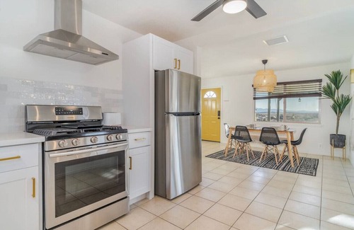 Twentynine Palms Casa | ✧VIEWS✧ 6min to Joshua Tree walk to bars + firepit