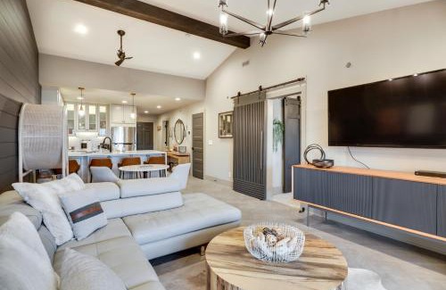 Lake Ozark Apartamento | Views and Pool Access Luxurious Lake Ozark Condo
