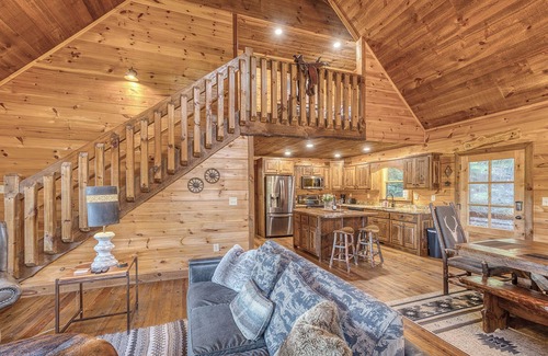 Ridgeline Vistas Cabina | VIEWS! Game Room + Hot Tub + Outdoor Fireplace + 3 Decks
