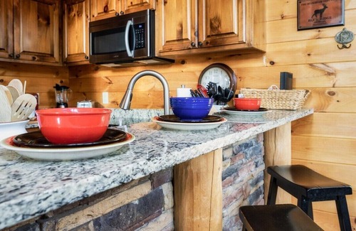Blue Ridge Chalet De Esquí | Views | Game Room | Hot Tub | EV Charger | Convenient Location Downtown/ Aska