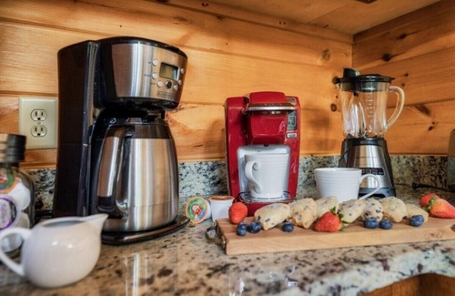 Blue Ridge Chalet De Esquí | Views | Game Room | Hot Tub | EV Charger | Convenient Location Downtown/ Aska