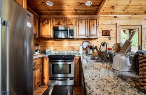 Blue Ridge Chalet De Esquí | Views | Game Room | Hot Tub | EV Charger | Convenient Location Downtown/ Aska