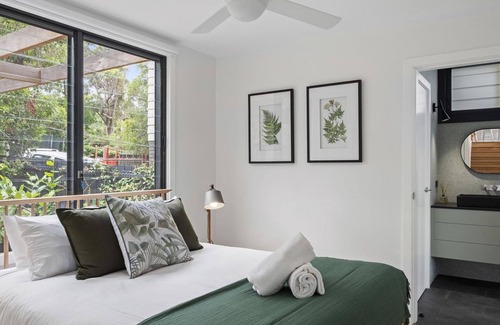 Killcare Heights Casa | Views @ Killcare - Dive straight into holiday mode in this stylish, contemporary home that features fresh, open-plan interiors