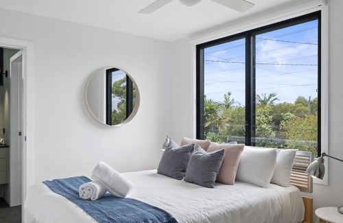 Killcare Heights Casa | Views @ Killcare - Dive straight into holiday mode in this stylish, contemporary home that features fresh, open-plan interiors