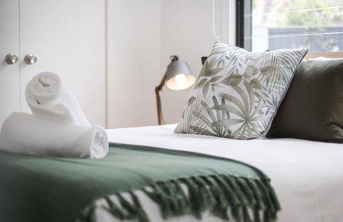Killcare Heights Casa | Views @ Killcare - Dive straight into holiday mode in this stylish, contemporary home that features fresh, open-plan interiors