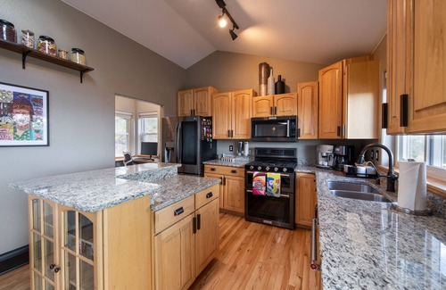 Conifer Mountain and Meadows Casa | VIEWS, luxury amenities, hot tub, barrel sauna, office space