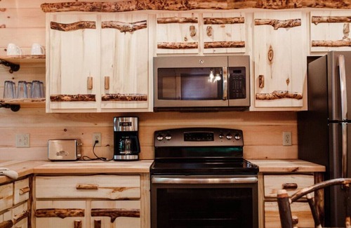 Millersburg Cabina | VIEWS! Luxury Treehouse with Hot Tub - Sleeps 6