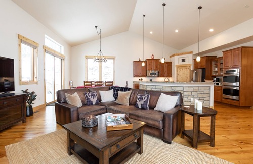 Evergreen Cabina | VIEWS! Mountain Cabin w/ Saltwater HotTub/Firepit. Close to Trails/Fall leaves