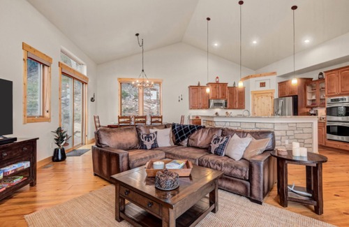 Evergreen Cabina | VIEWS! Mountain Cabin w/ Saltwater HotTub/Firepit. Close to Trails/Fall leaves