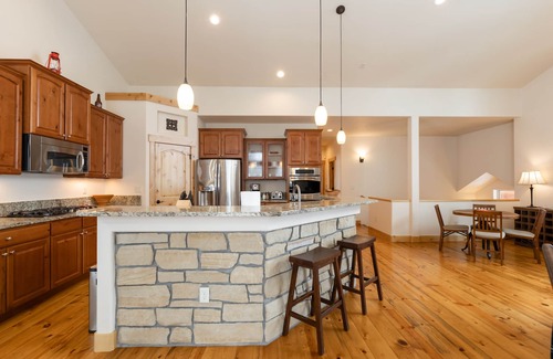 Evergreen Cabina | VIEWS! Mountain Cabin w/ Saltwater HotTub/Firepit. Close to Trails/Fall leaves
