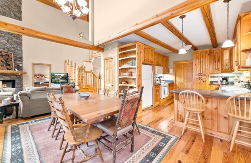Helen Cabina | VIEWS of the Appalachian MTN in cozy cabin w/ HOT TUB