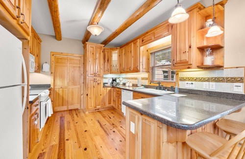 Helen Cabina | VIEWS of the Appalachian MTN in cozy cabin w/ HOT TUB