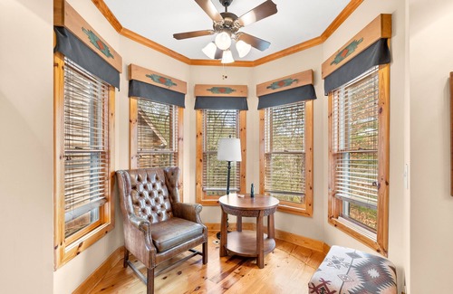 Helen Cabina | VIEWS of the Appalachian MTN in cozy cabin w/ HOT TUB