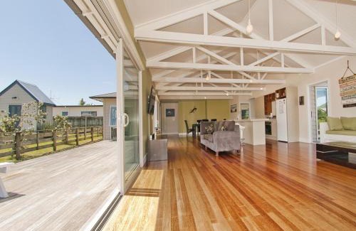 Matarangi Casa | Views on Matarangi - Matarangi Holiday Home