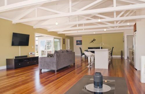 Matarangi Casa | Views on Matarangi - Matarangi Holiday Home