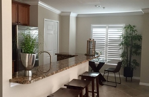 Naples Condominio | Abril 2019 Especial! Vistas: Agua, Golf y Reserva! 2Br / Den / Garage w / Golf