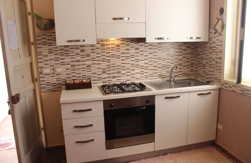 Capaci Villa | Viilla rodeada de vegetación a 1 km del mar y adyacente al pueblo.