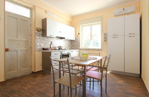 Capaci Villa | Viilla rodeada de vegetación a 1 km del mar y adyacente al pueblo.