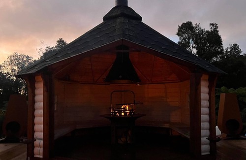 Kaiata Cabina | Viking Hut Balder Set Amid Rainforest w/ Hot tub