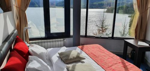 Colibita Casa | Vila Franceză - Cazare cu jacuzzi pe malul lacului Colibița
