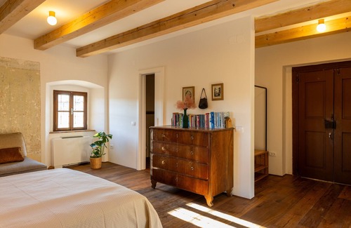 Slap Casa | Vila Kobdilj 1835 – Room Rozina | Deluxe Triple with Historic Detail